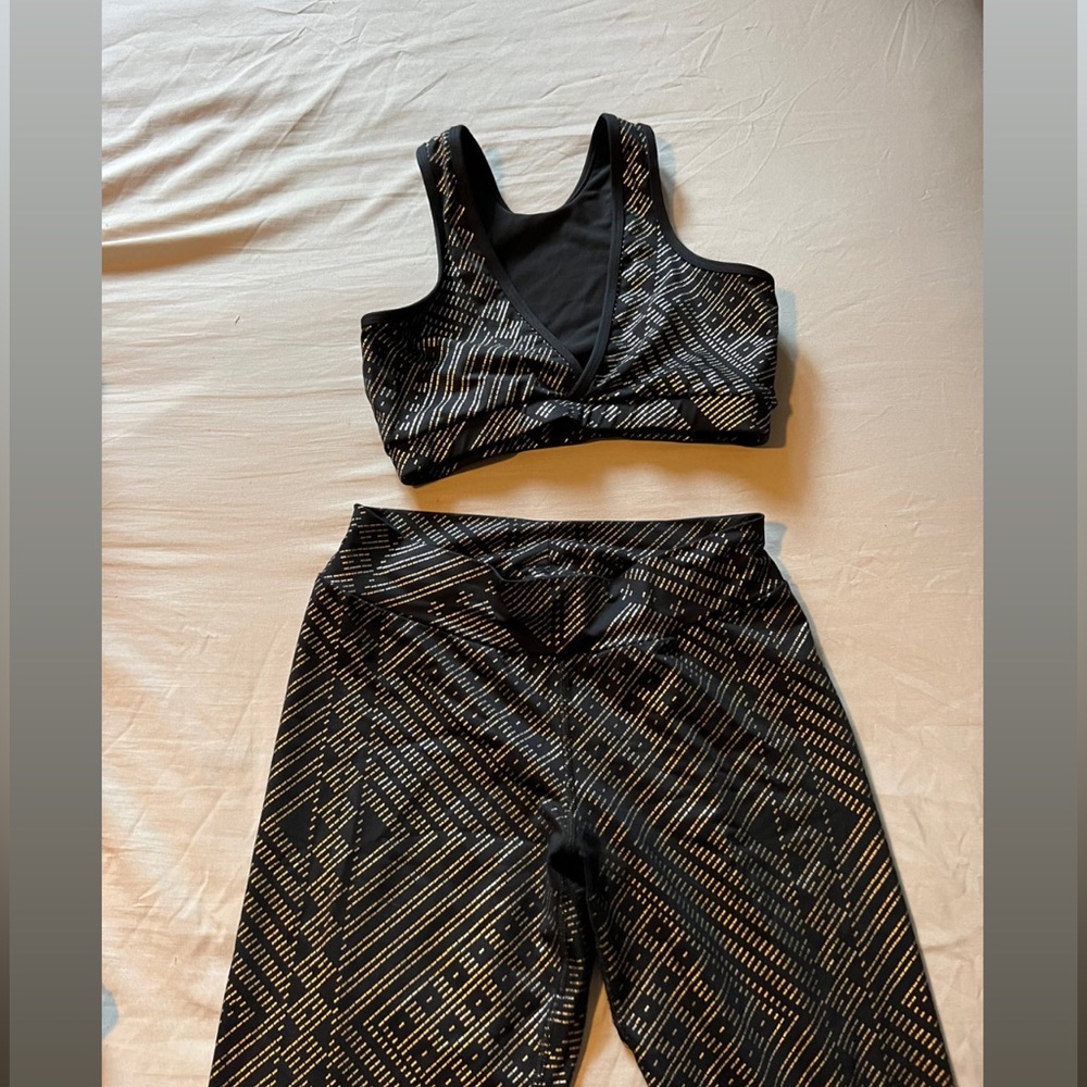 Melodía Designs black print Top and bottom legging set. Top S. Bottom L